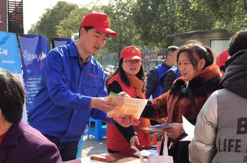 党员志愿者在云东社区进行燃气安全宣传.jpg 党员志愿者在云东社区进行燃气安全宣传.jpg